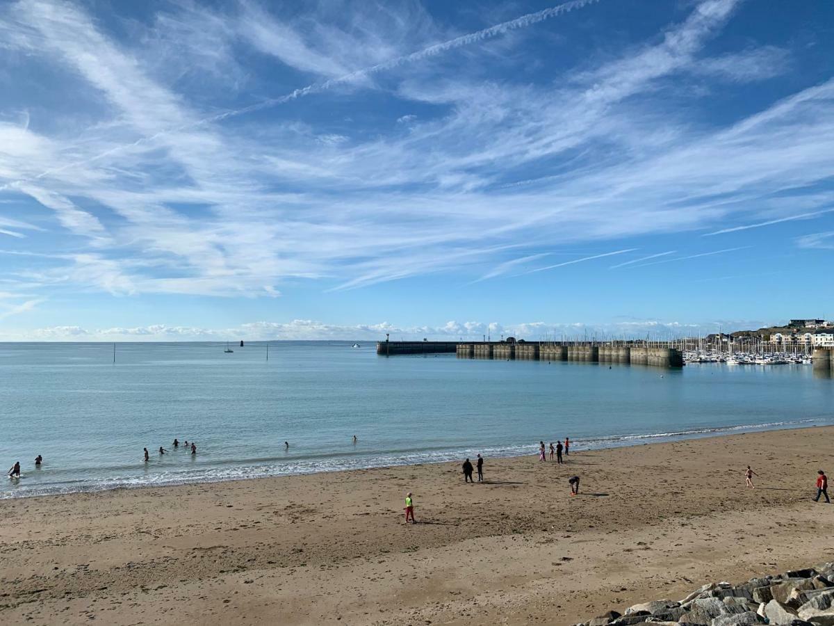 Les Pieds Dans L'Eau Acces Direct A La Plage ! Granville Exterior photo